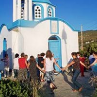 Ikaria-Gruppe vor der Kirche