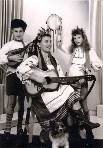 Hennie mit Mutter und Schwester
