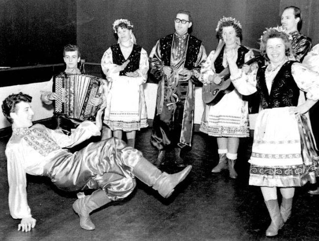 mit 17 jahren in der Hocke tanzend